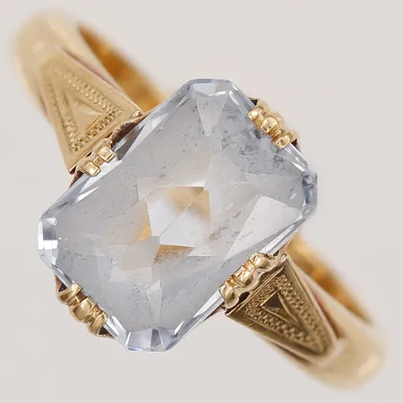 Ring med akvamarin, stl 16¾, gravyr, 18K Vikt: 4,9 g