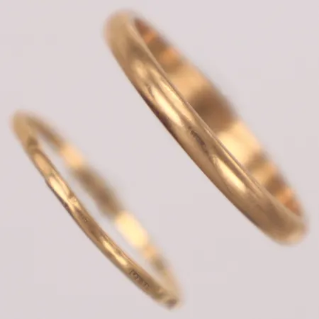 2 ringar, gravyr, bucklor, 18K Vikt: 3,5 g