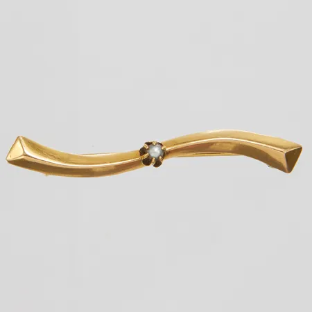 Brosch, 38,5x5,3mm, halvpärla, svenska stämplar, 18K Vikt: 1,3 g