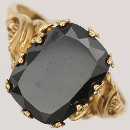 Klackring med hematitplatta, stl: 17½, bredd: 2 - 13 mm, gravyr, 18K guld. Vikt: 2,7 g