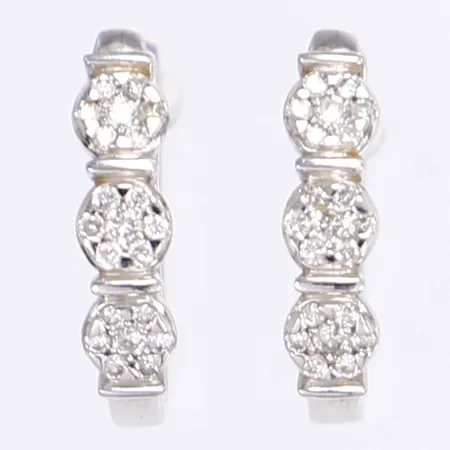 Ett par örhängen med diamanter totalt ca 0,24ctv, 15x4mm, vitguld 14K Vikt: 2,8 g