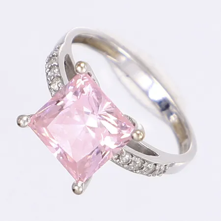 Ring med rosa och vita stenar, stl 17¼, bredd 2-10mm, 14K Bruttovikt: 3,8g Vikt: 3,8 g