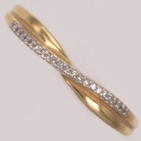 Ring med åttkantslipade diamanter ca 0,10ctv, stl 18½, bredd 3,3mm, 18K Vikt: 1,7 g