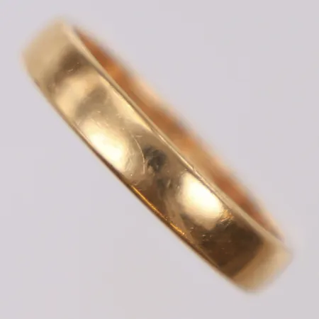 Slät ring, stl 19¼, bredd 4mm, gravyr, 18K  Vikt: 4,9 g