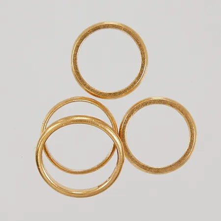 4 Ringar, olika storlek, gravyr, skadad skena, 23K  Vikt: 26,8 g