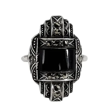 Ring - Art Deco, 1930-tal, silver, svart sten (svag brun/röd ton), Markasiter (samtliga i behåll), Ø17¼ mm, skena bredd 2 mm, dekor 23,5x15 mm, svag ristad märkning inuti O/D 5, fint skick  Vikt: 4 g