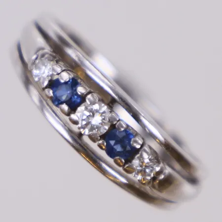 Ring med safirer och briljantslipade diamanter ca 0,18ctv, nagg, stl 16¾, bredd 6,1mm, vitguld, importstämplat 18K Vikt: 4,4 g