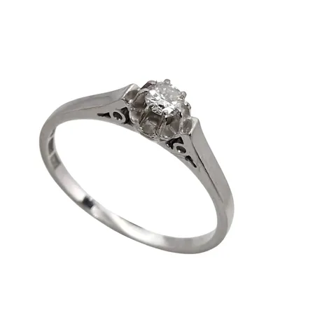 Diamantring, 18K vitguld, Diamant 0,10ct - graverat på skenans insida, Ceson Guldvaru Ab, Göteborg, svensk kontrollstämpel, Ø17½ mm, bredd 1,3 - 5 mm, två sneda klor Vikt: 2,1 g