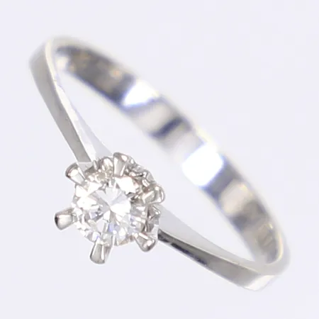 Ring med diamant 1x0,25ct enl. gravyr, stl 16½, bredd 2-5,5mm, importstämplad, vitguld 18K Vikt: 1,9 g