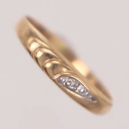 Ring med diamant 1xca0,005ct, stl 16, bredd 1,5-3,5mm, skev, 14K  Vikt: 0,7 g