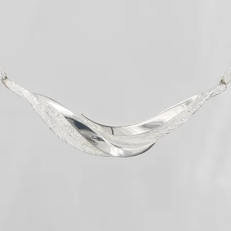Collier, halvstelt, Rosin Smycken AB, längd: 41 cm, bredd: 4 - 15 mm, 925/1000 silver. Vikt: 21 g