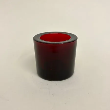 Ljuslykta, höjd 60mm, Ø65mm, rött glas, omärkt, troligen Finland, bubblor, märken Skickas med paket.