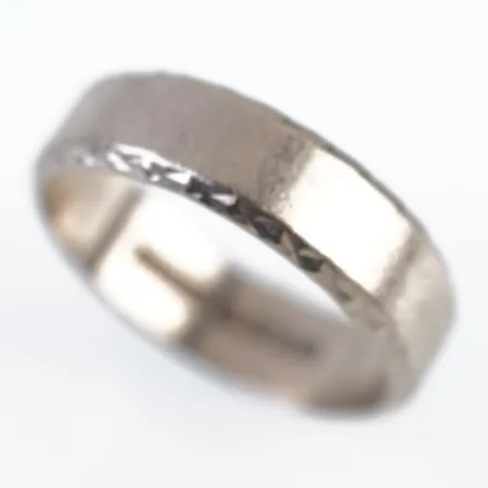 Ring, vitguld, stl 19½(62), bredd 6mm, 18k Vikt: 7,2 g