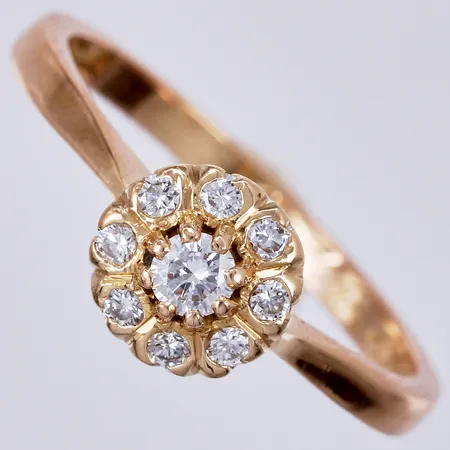Ring med diamanter 1 x ca 0,10ct, 8 x ca 0,02 ct, stl ca 18¾, bredd ca 2-8mm, graverad, 18K  Vikt: 3,7 g