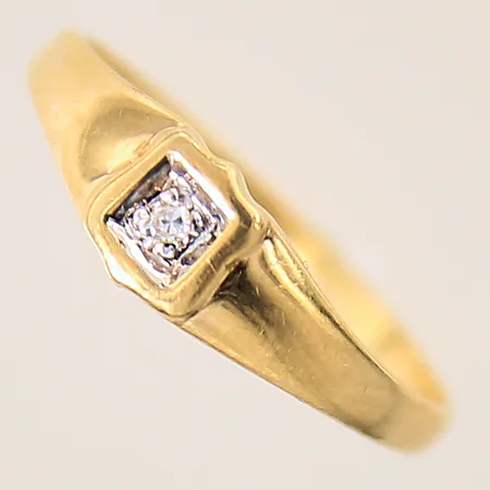 Ring med diamant ca 0,01ct, stl 13¾, bredd 1-4mm, GFAB, 18K Vikt: 0,9 g