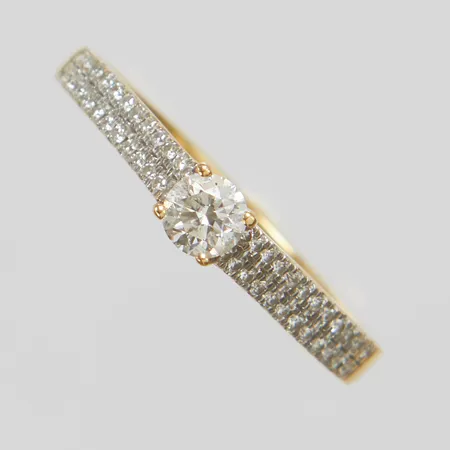 Ring, diamanter 1 x ca 0,20ct + 48 x ca 0,005ct, stl 16¾, bredd 1,5-3,5mm, GHA, skev skena, 18K Vikt: 2,3 g