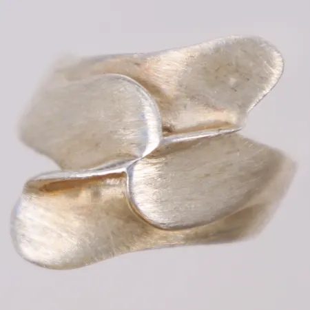 Ring, stl 19, bredd 4-23mm, något skev, silver  Vikt: 5,1 g