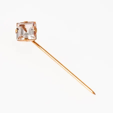 Kravattnål i 18K guld. Vit sten 6 x 6 mm. Vikt: 0,7g. 