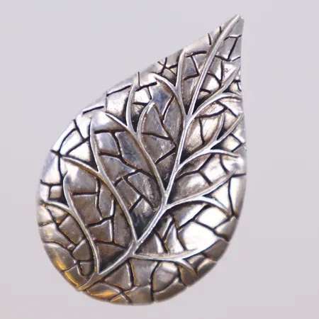 Ring med löv, stl 18, längd 38,2mm, bredd 24,5mm, design Kenza, GHA 925/1000 silver Vikt: 11 g