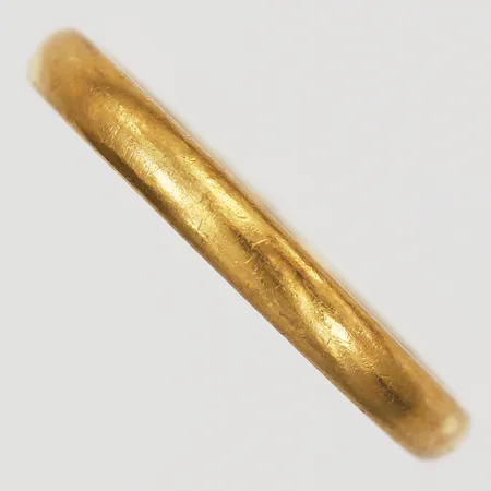 Ring, stl: 17, bredd: 3mm, gravyr, 23K guld.  Vikt: 2,9 g