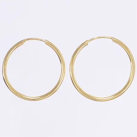 Ett par örhängen creoler, Ø20mm, bredd 1,5mm, något ojämna, 18K Vikt: 0,7 g
