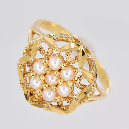 Ring, stl 17¼, Ø 14,3mm, småpärlor, graverad, 18K Vikt: 3,6 g