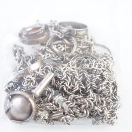 Diverse silversmycken Vikt: 123,2 g