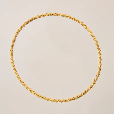 Armring med dekor, Ø6,2cm, skev, ostämplad, 18K  Vikt: 8,7 g