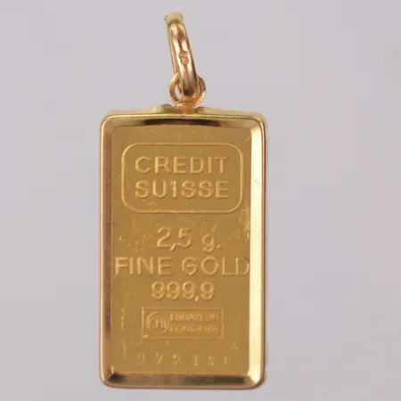Hänge guldtacka, Credit Suisse, nr 972184, längd 31,3mm, bredd 13,5mm, 24K, ram i 18K Vikt: 3,2 g