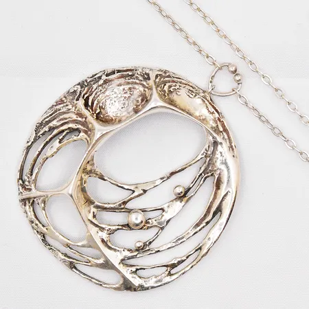 Collier, modell Spiderweb, design Karl Laine, 70cm, bredd 2,7mm, hänge Ø 65mm, tillverkare Sten & Laine, Finland, silver 925/1000 Vikt: 34,5 g