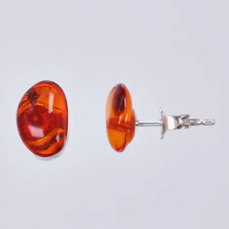 Ett par örhängen med bärnsten, längd ca 10x6mm, 925/1000 silver Vikt: 1 g