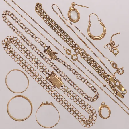 Diverse guld, opal, defekt, buckligt, gravyr, 18K bruttovikt: 25,5g Vikt: 25,3 g
