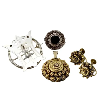 Smycken, allmoge/allmoge-stil, silver, bl.a. tillverkade av Stolpknappar, delvis förgyllda, hänge längd inkl. ögla 34 mm, Ø25 mm Vikt: 25,6 g