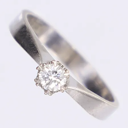 Ring med diamant 1x ca 0,16ct, stl 16¾, bredd 2-4mm, vitguld 18K Vikt: 2,9 g