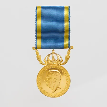 Medalj Gustaf VI Adolf Sveriges Götes och Vendes Konung, För nit och redlighet i rikets tjänst, Ø 27,5mm, mynt 23K, krona i 18K, personlig gravyr, tygband, bruttovikt: 16,6g.