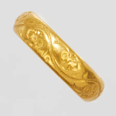 Ring, mönsterdekor, stl 17, bredd 5mm, gravyr, 23K Vikt: 6,5 g