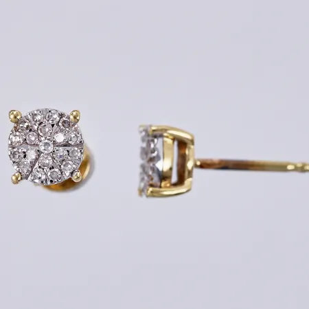 Ett par örhängen med diamanter ca 38x0,005ct, åttkantslipade, en stopper saknas, 18K  Vikt: 1,7 g