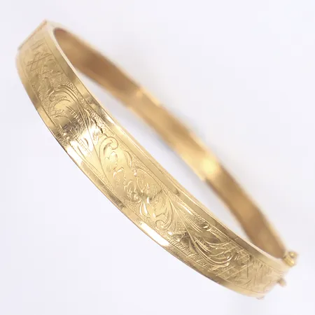Armring, graverad dekor, ca 60x55mm internt, bredd 5-10mm, tillv. Ceson, Göteborg 1969, något bucklig/repig, 18K Vikt: 12,2 g