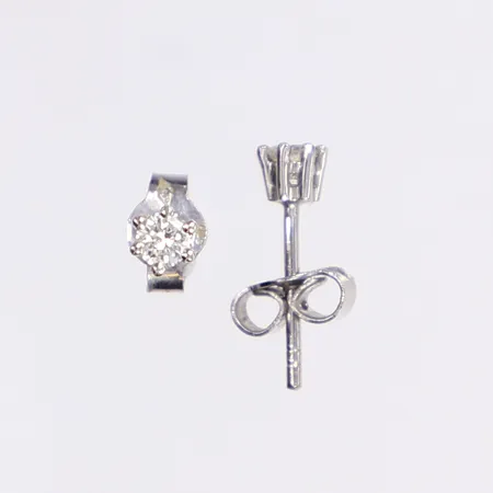 Ett par örhängen med diamanter 2x ca 0,12ct, Ø4mm, något missformade snurrebussar, vitguld 18K Vikt: 1,2 g