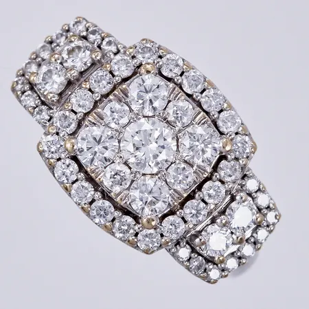 Ring med diamanter ca 1x0,16ct, 4x0,06ct, 4x0,03ct 4x0,02ct, 20x0,01ct, 18x0,005ct, stl: ca 15½, bredd: ca 2-11mm, vitguld, 18K  Vikt: 5 g