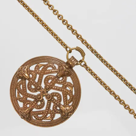 Collier Kalevala Koru, kedja ankar 80cm, bredd 4mm, hänge 65mm, bredd 49mm, brons.  Vikt: 0 g