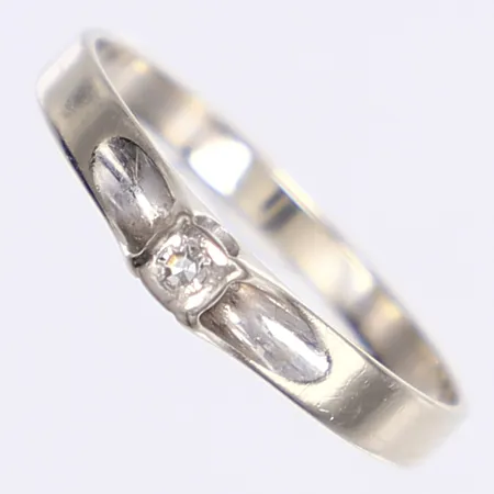 Ring med diamant 1x ca 0,02ct, stl 18¾, bredd 2-3mm, slitage, vitguld 18K Vikt: 1,7 g