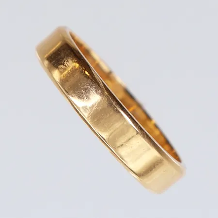 Ring slät, stl 18½, bredd 4,5mm, gravyr. 18K Vikt: 5,3 g