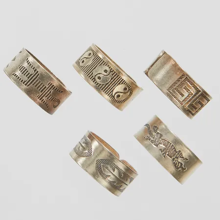 Fem ringar, mönsterdekor, reglerbar storlek, bredd 9,2mm, 925/1000 silver Vikt: 16,9 g