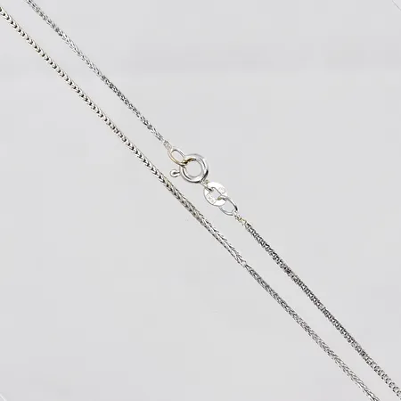 Kedja vitguld, 43cm, bredd 1,1mm, klämd länk, 18K Vikt: 3,6 g