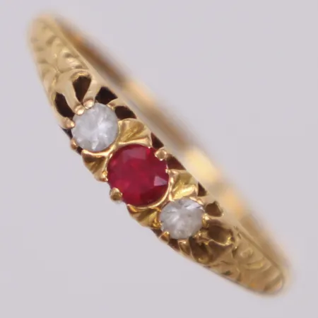 Ring med röda och vita stenar, stl 18½, Göteborg, 18K Vikt: 1,8 g