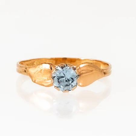 Ring i 18K guld med ljusblå sten. Den är i storlek 17, är 1,7 - 5,5 mm bred och väger 1,1g. Stämplad 18K & svensk importstämpel.