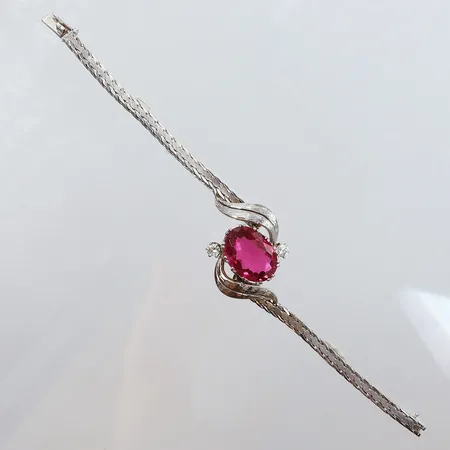 Armband med ovalslipad Rubellit ca 8,00ct,  rosa turmalin, flankerade med briljantslipade diamanter 2 x ca 0,20ct, längd ca 15,5cm, bredd 4-24,5mm, Rubellit med fåtalet repor på bordet samt vis slitage på fåtalet fasetter, vitguld 18K.  Vikt: 18,5 g