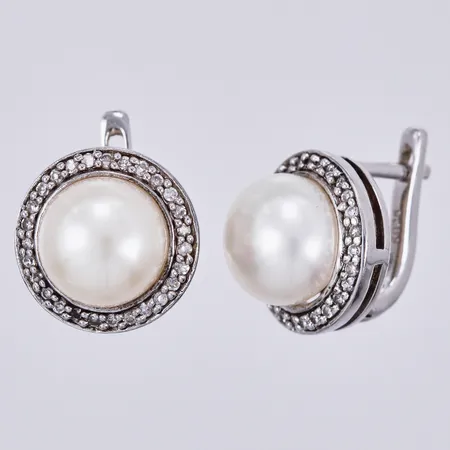 Ett par örhängen med odlade sötvattenspärlor Ø ca 9,25-9,5mm, och stenar, Ø ca 13,3mm, 925/1000 silver  Vikt: 6,1 g