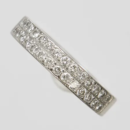 Ring med 28 diamanter 0,56ct enligt gravyr, Ø15½, bredd: 4mm, personlig gravyr, Schalins, repig, vitguld, 18K Vikt: 7 g